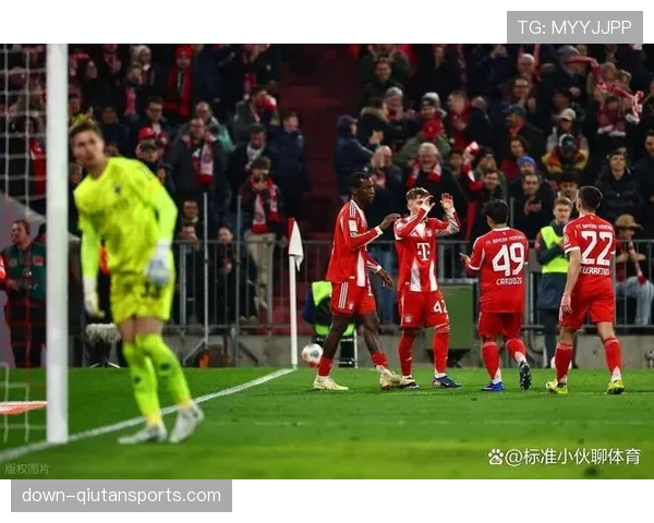 镜头记录：拜仁替补席球员使用平板电脑多角度回看刚刚发生的禁区争议